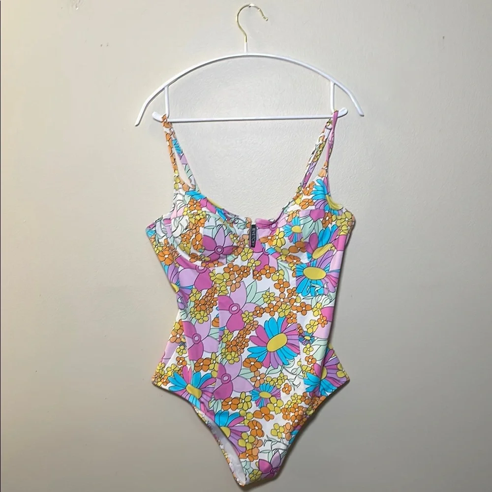 VETCHY Montego Underwire Floral Swimsuit - with Removable Belt - Picture 5 of 14